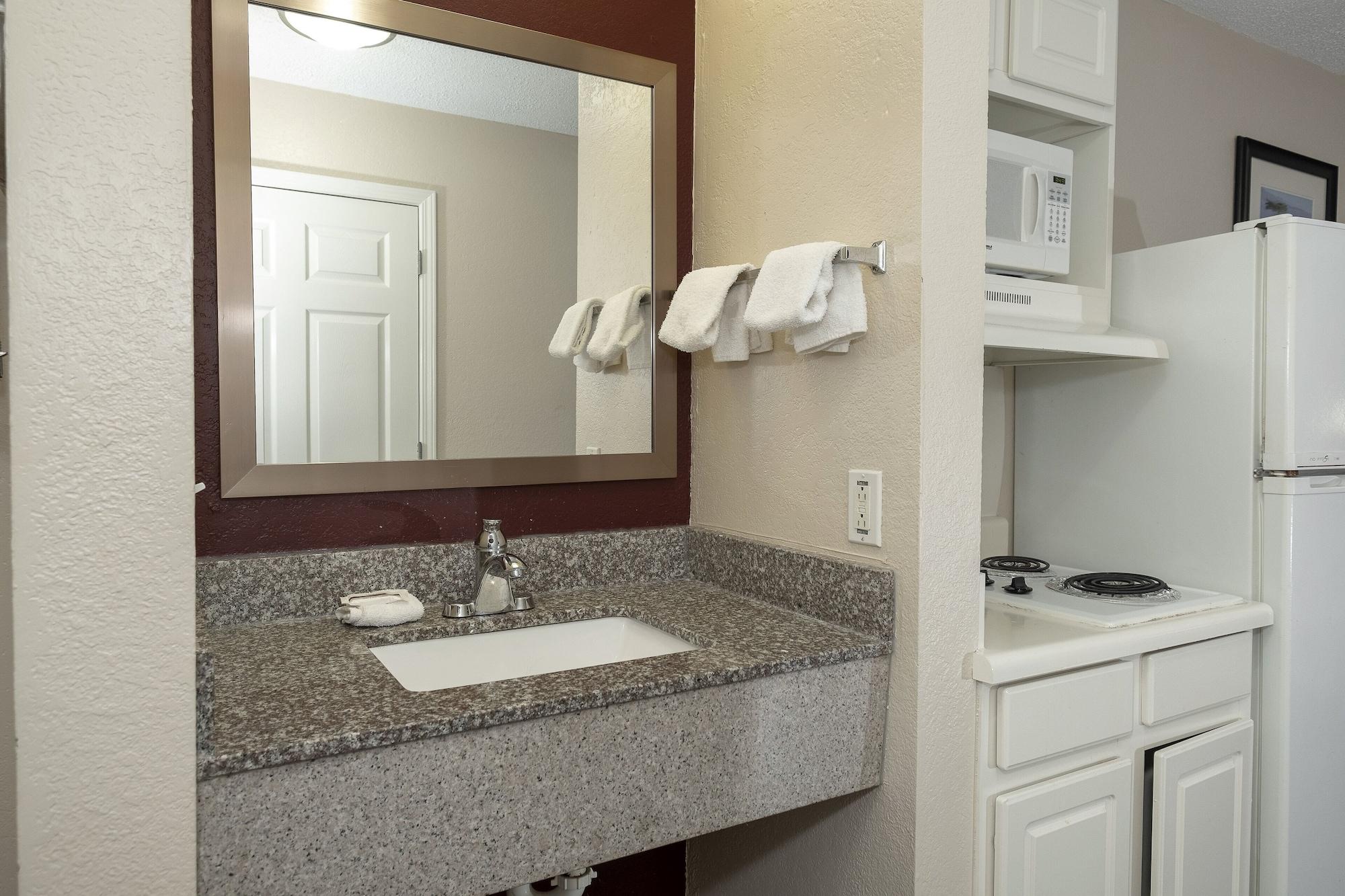 Red Roof Inn & Suites Pensacola-Nas Corry Beach Haven Dış mekan fotoğraf