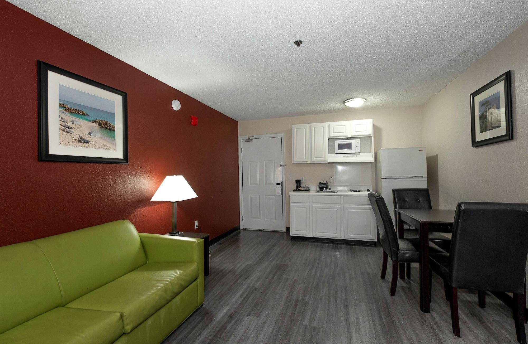 Red Roof Inn & Suites Pensacola-Nas Corry Beach Haven Dış mekan fotoğraf