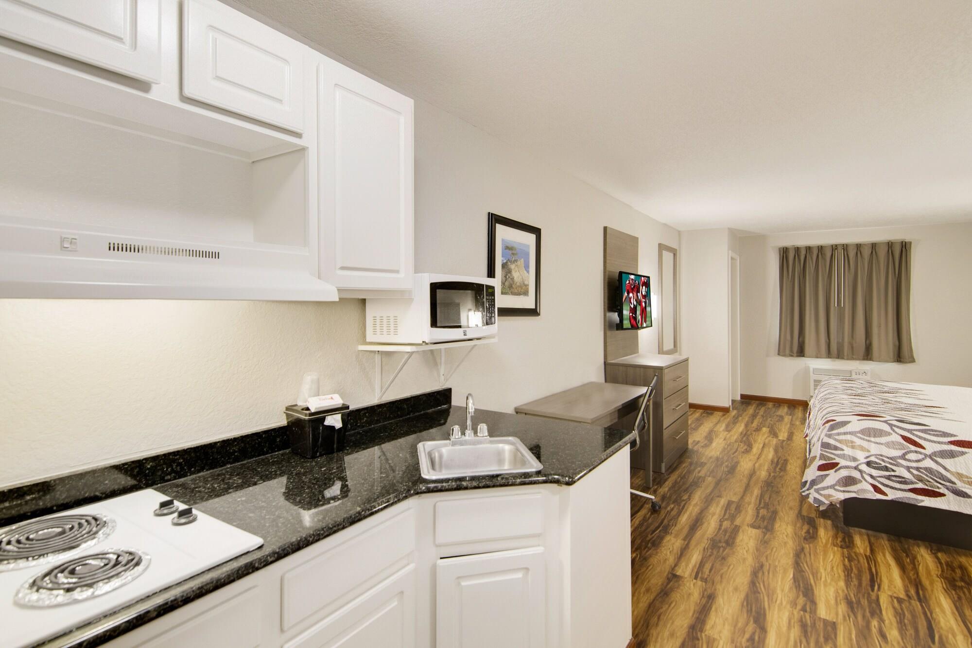 Red Roof Inn & Suites Pensacola-Nas Corry Beach Haven Dış mekan fotoğraf