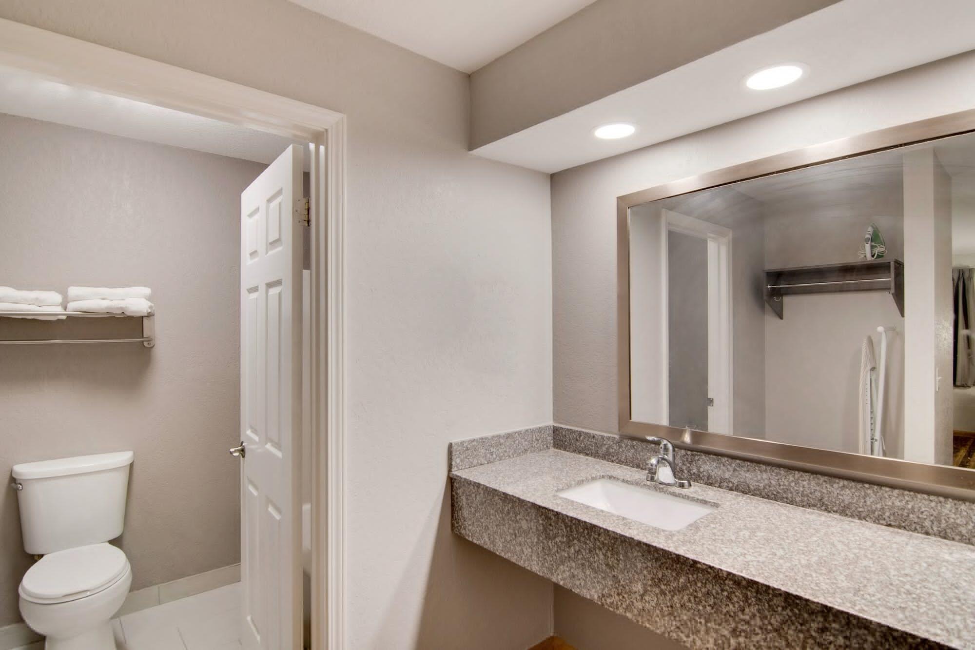 Red Roof Inn & Suites Pensacola-Nas Corry Beach Haven Dış mekan fotoğraf