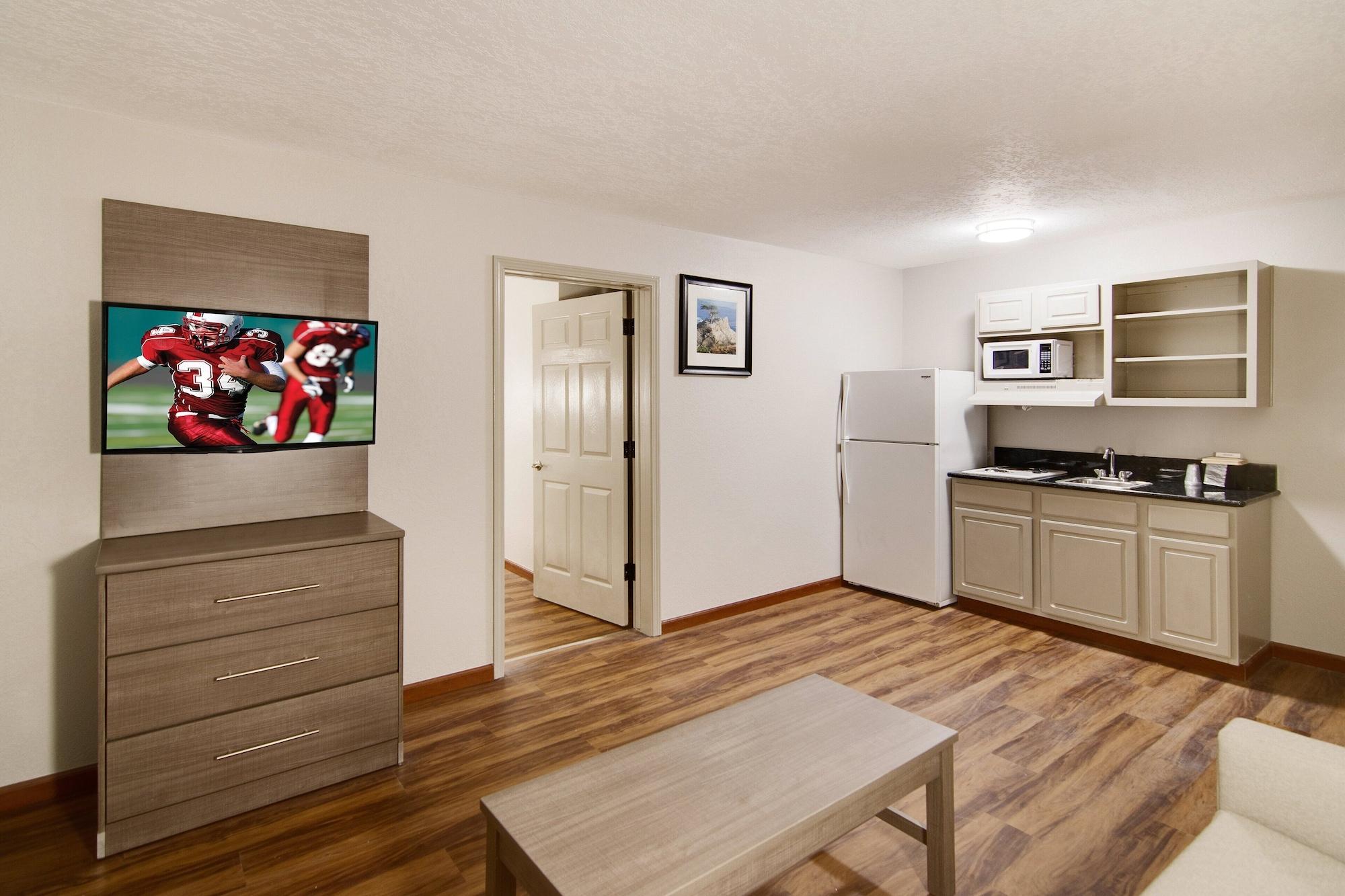 Red Roof Inn & Suites Pensacola-Nas Corry Beach Haven Dış mekan fotoğraf