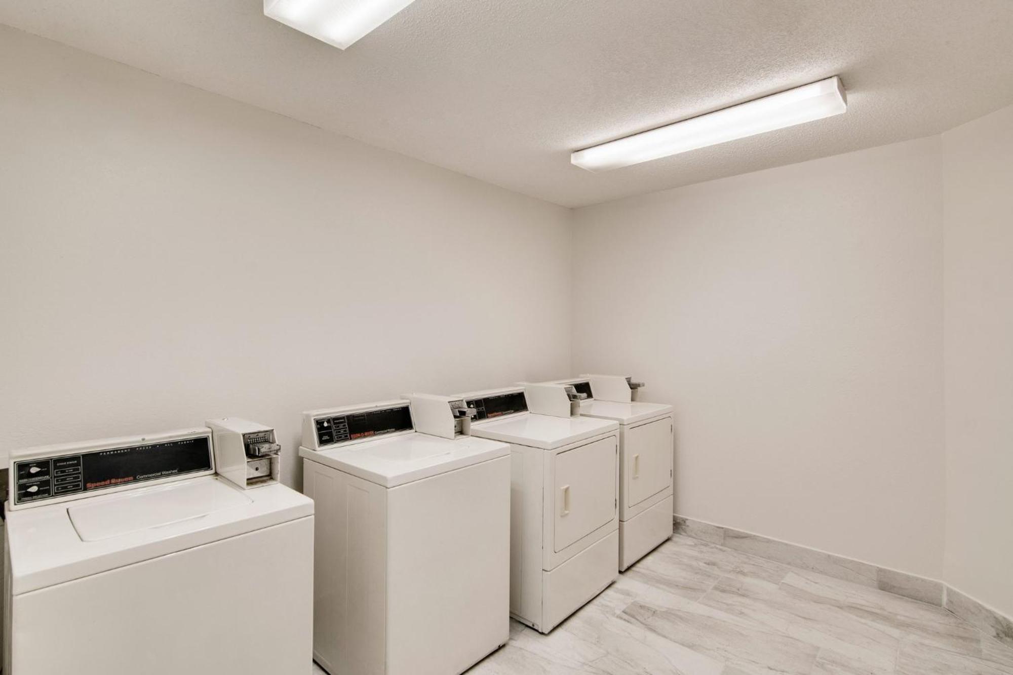 Red Roof Inn & Suites Pensacola-Nas Corry Beach Haven Dış mekan fotoğraf